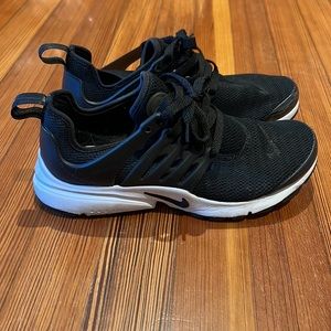 Black Nike women’s shoes